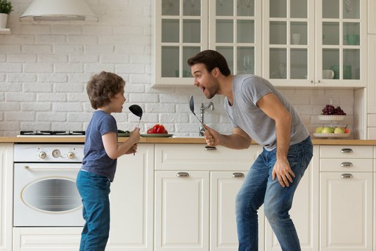 Vater singt mit Sohn